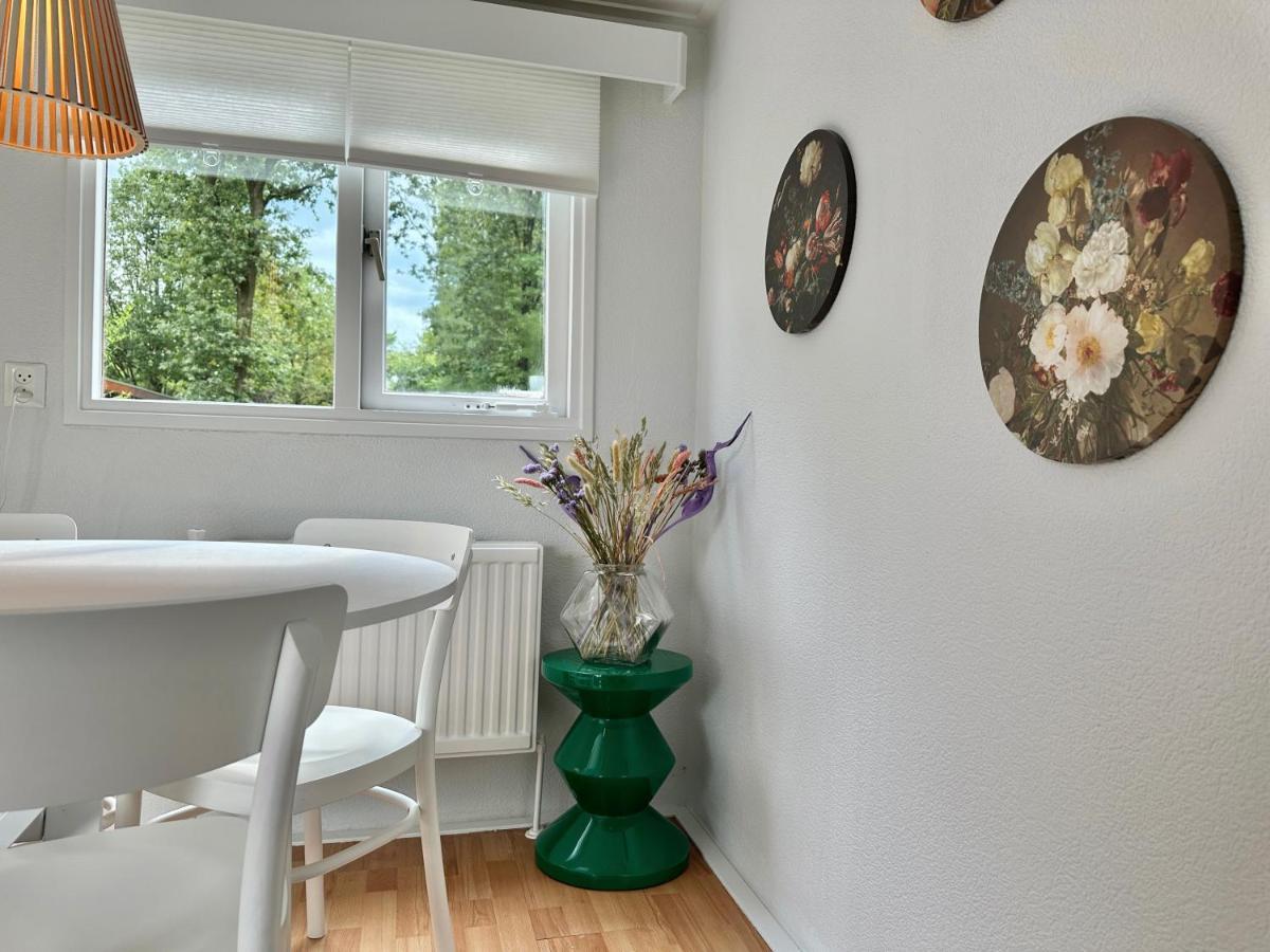 Gezellig Chalet Met 2 Slaapkamers En Zicht Op Het Water Erm Exteriör bild