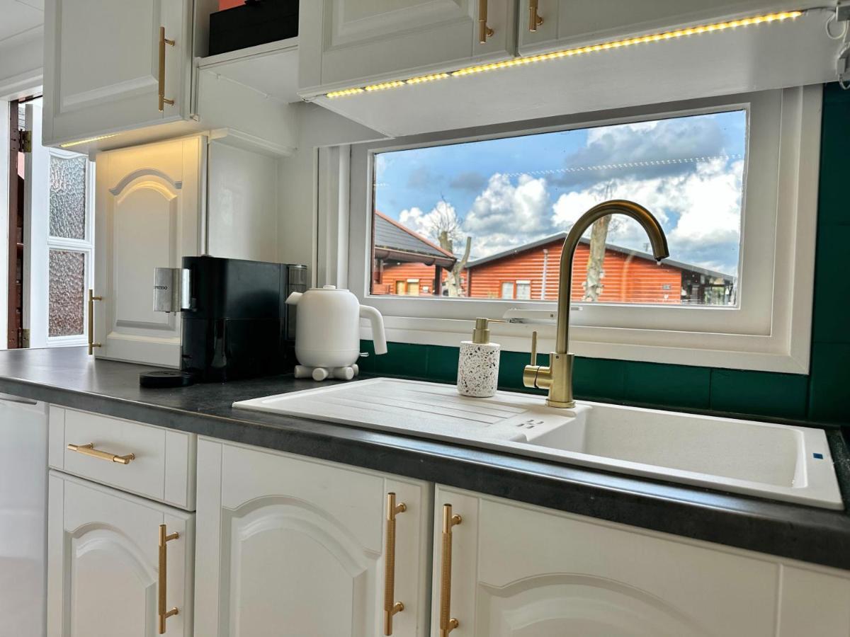Gezellig Chalet Met 2 Slaapkamers En Zicht Op Het Water Erm Exteriör bild