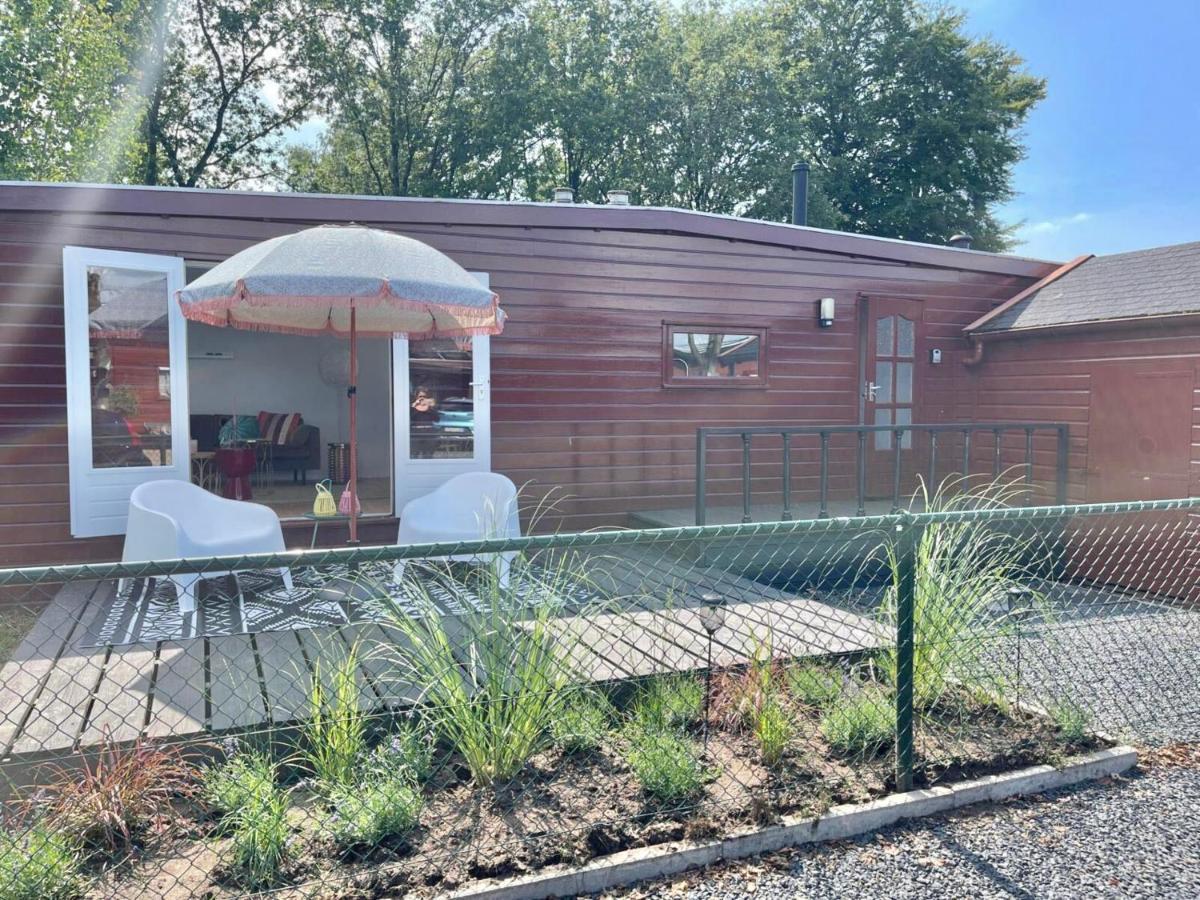 Gezellig Chalet Met 2 Slaapkamers En Zicht Op Het Water Erm Exteriör bild