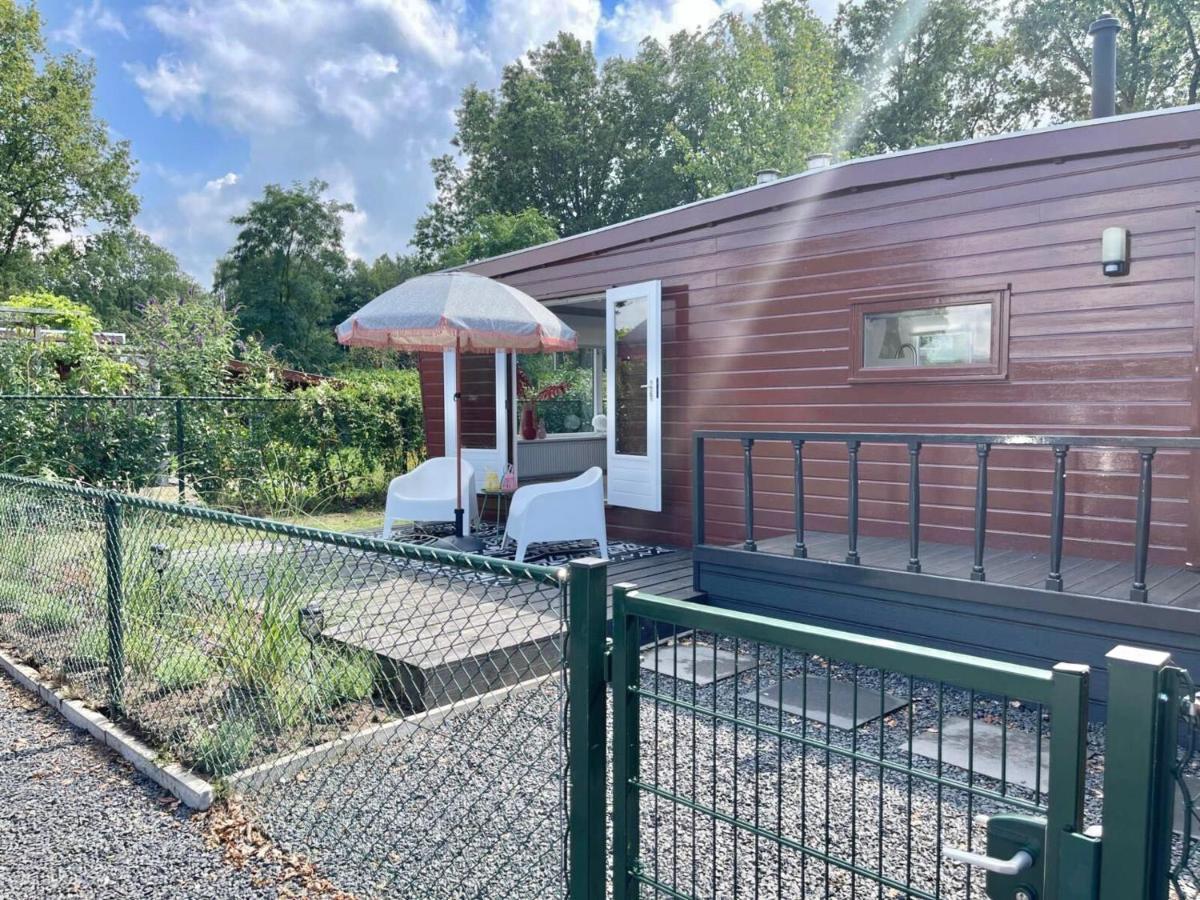 Gezellig Chalet Met 2 Slaapkamers En Zicht Op Het Water Erm Exteriör bild